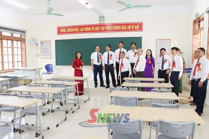 Các đại biểu tham quan phòng học.
