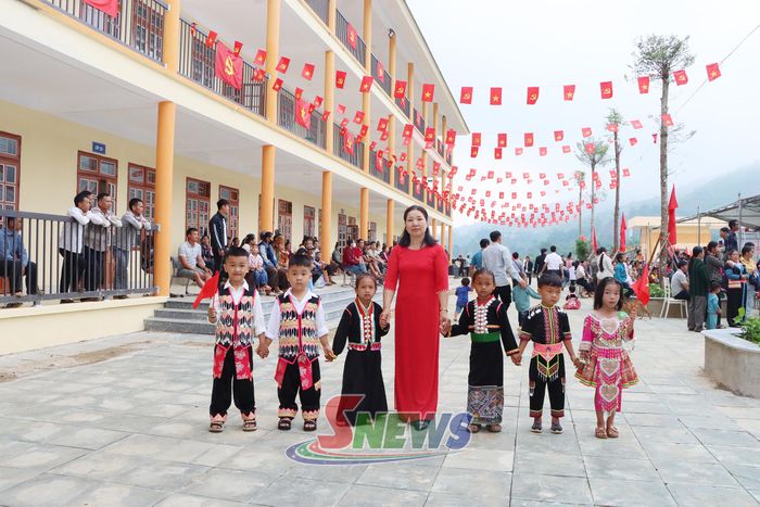 Cô và trò Trường Phổ thông nội trú Tiểu học và THCS Mường Hung hân hoan trong ngày khai giảng.