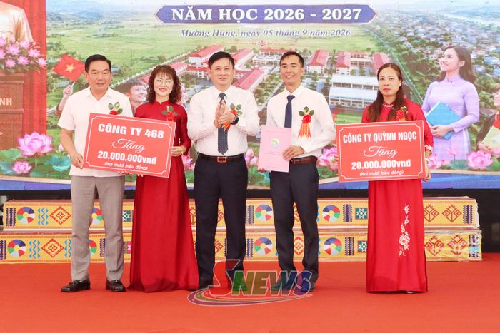 Công ty CP Quỳnh Ngọc và Công ty CP Đầu tư 468 tặng quà cho nhà trường.