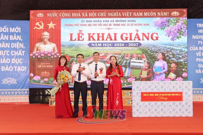 Đồng chí Phó Chủ tịch UBND tỉnh tặng quà cho Trường Phổ thông nội trú TH và THCS Mường Hung.