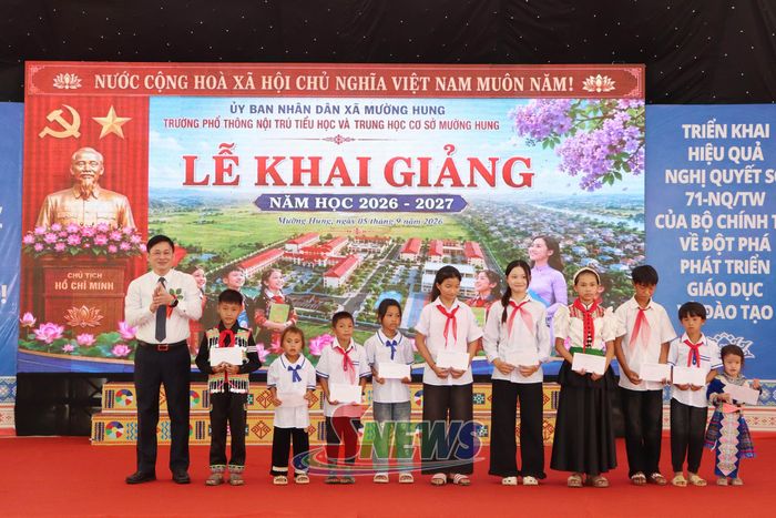 Công ty CP Quỳnh Ngọc tặng quà cho học sinh có hoàn cảnh khó khăn.