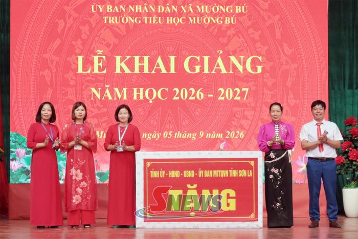 Đồng chí Giám đốc Sở Nội vụ chuyển trao quà của Tỉnh uỷ, HĐND,UBND, Uỷ ban MTTQVN tỉnh chúc mừng nhà trường nhân dịp năm học mới.