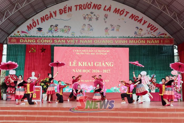 Một tiết mục văn nghệ chào mừng lễ khai giảng.