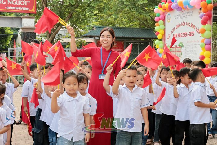 Cô và trò Trường Tiểu học Mường Bú tự tin bước vào năm học mới.