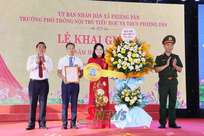 Bộ Chỉ huy quân sự tỉnh trao biểu tượng chìa khoá cho nhà trường.