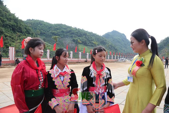 Cô giáo động viên học sinh.