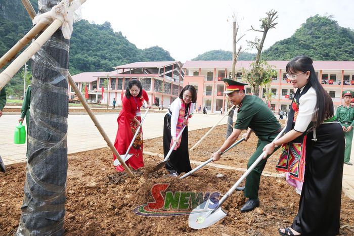 Các đại biểu trồng cây lưu niệm trong khuôn viên nhà trường.