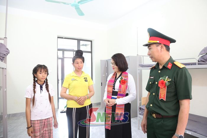 Các đại biểu tham quan, động viên học sinh tại khu nhà ở nội trú.