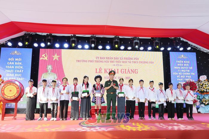 Bộ Chỉ huy quân sự tỉnh trao quà cho quà cho các em học sinh hoàn cảnh khó khăn.