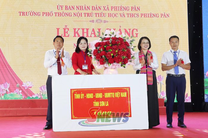Đồng chí Trưởng ban Tuyên giáo Tỉnh ủy trao hoa và quà của Tỉnh uỷ, HĐND, UBND, Uỷ ban MTTQ Việt Nam tỉnh cho nhà trường.