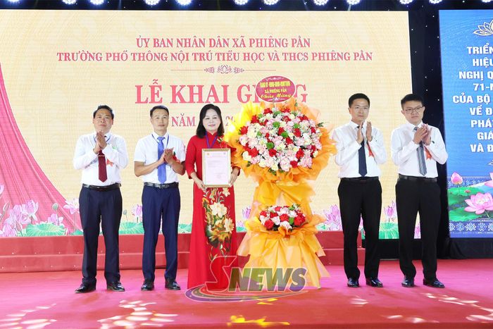 Lãnh đạo xã Phiêng Pằn trao giấy chứng nhận quyền sử dụng đất cho nhà trường.