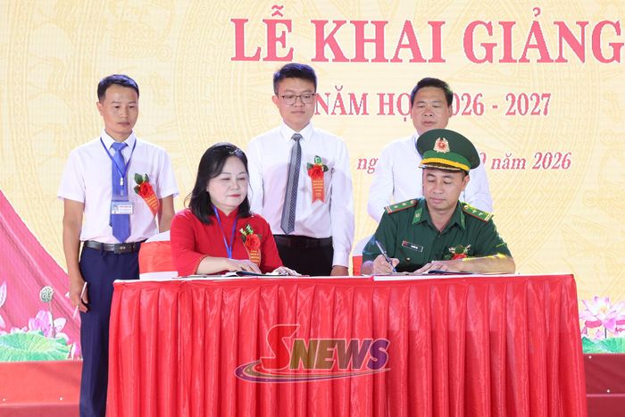 Đại diện nhà trường và Đồn Biên phòng xã Phiêng Pằn ký kết Quy chế phối hợp.