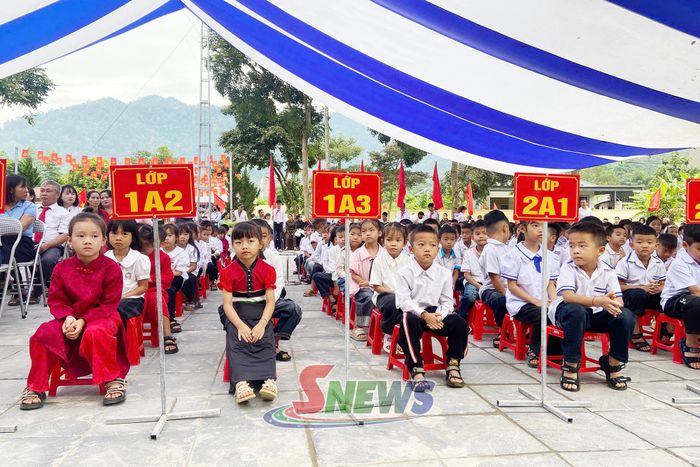 Các em học sinh Trường PTDT Bán trú TH&THCS Mường Do khai giảng năm học mới.