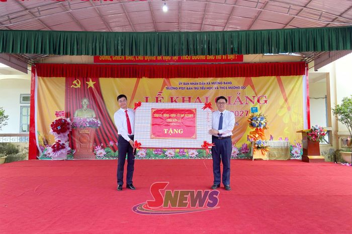 Đồng chí Nguyễn Việt Cường chuyển trao quà của Tỉnh ủy, HĐND, UBND, Ủy ban MTTQ Việt Nam cho Trường PTDT Bán trú TH&THCS Mường Do, xã Mường Bang.