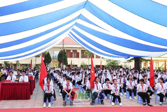 Thầy và trò Trường THCS Chu Văn An, xã Thuận Châu dự Lễ Khai giảng năm học mới