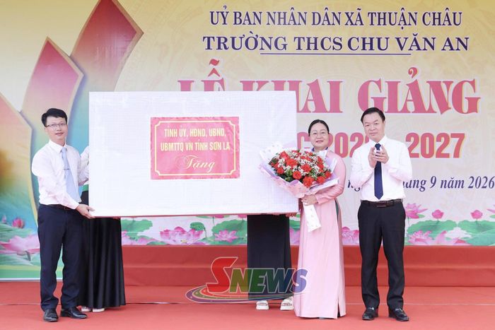 Đồng chí Hoàng Văn Vạn, Tỉnh uỷ viên, Bí thư Đảng uỷ xã Thuận Châu chuyển trao quà của Tỉnh uỷ, HĐND, UBND, Uỷ ban MTTQ Việt Nam tỉnh tặng nhà trường