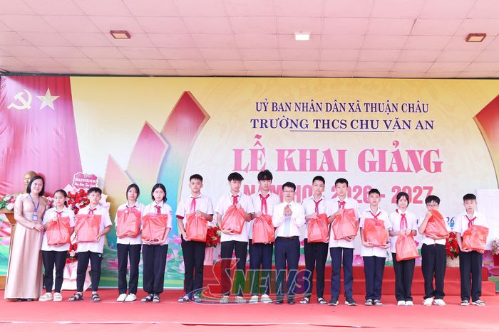 Các thầy cô giáo tặng quà học sinh có hoàn cảnh khó khăn