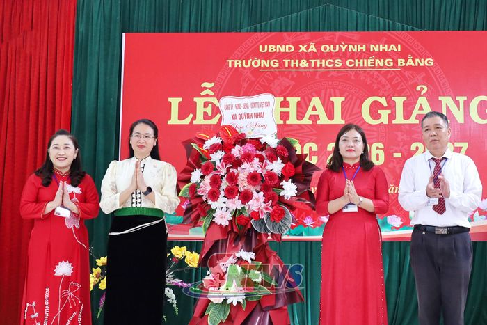 Lãnh đạo xã Quỳnh Nhai tặng hoa chúc mừng nhà trường.