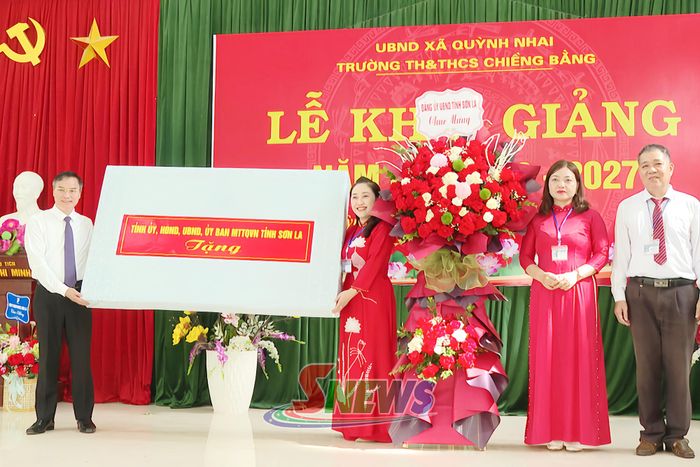 Đồng chí Đặng Quang Hưng chuyển trao quà của Tỉnh uỷ, HĐND, UBND, Uỷ ban MTTQ Việt Nam tỉnh cho nhà trường.