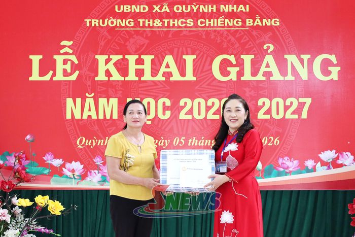 Đại diện Hội Cựu giáo chức xã Quỳnh Nhai tặng quà cho thư viện nhà trường.