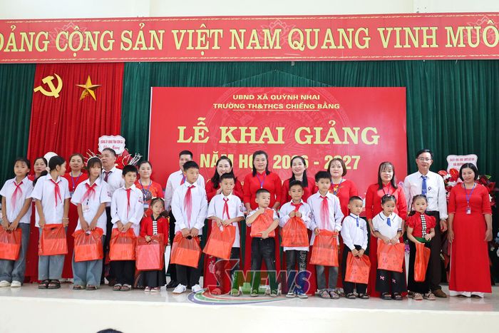 Nhà trường tặng quà cho các em học sinh có hoàn cảnh khó khăn.