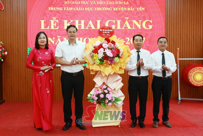 Lãnh đạo UBND xã Bắc Yên tặng hoa chúc mừng năm học mới cho nhà trường.