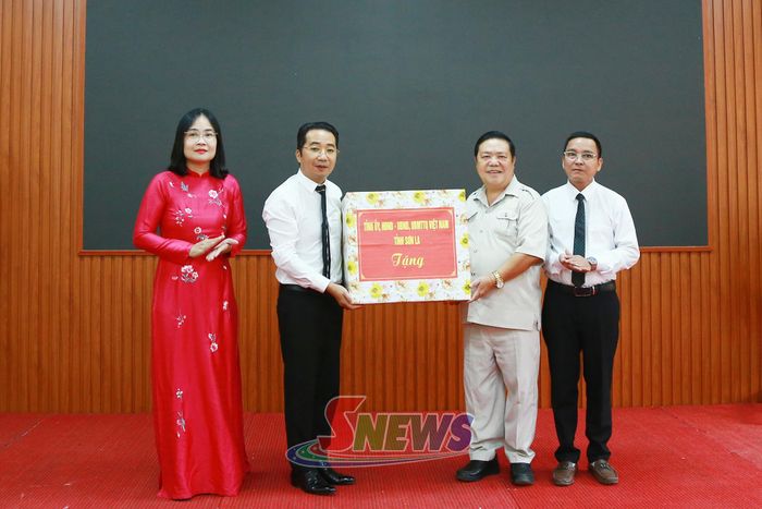 Lãnh đạo Sở Tư pháp chuyển trao quà cho nhà trường nhân dịp năm học mới.