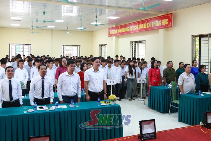 Các đại biểu và học viên thực hiện nghi lễ chào cờ cùng các cơ sở đào tạo trên toàn quốc.