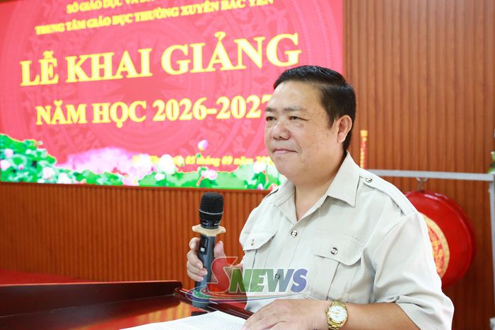 Đồng chí Thào A Só, Giám đốc Sở Tư pháp tỉnh, phát biểu tại lễ khai giảng.