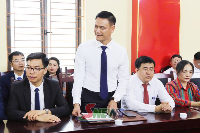 Lãnh đạo Trường THCS và THPT Chiềng Sơn phát biểu ý kiến.