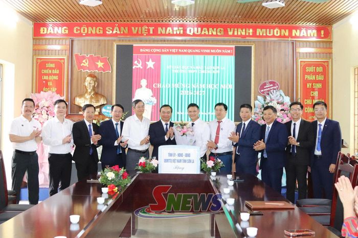 Lãnh đạo UBND tỉnh và đoàn công tác tặng quà chúc mừng Trường THCS và THPT Chiềng Sơn.