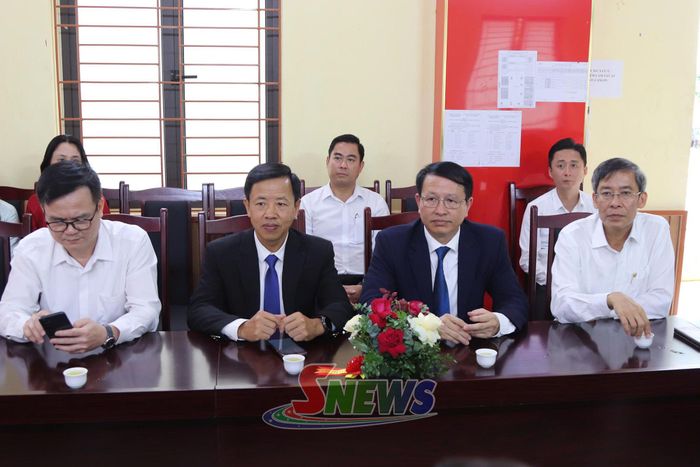 Các đại biểu trong đoàn công tác đến thăm, chúc mừng Trường THCS và THPT Chiềng Sơn.