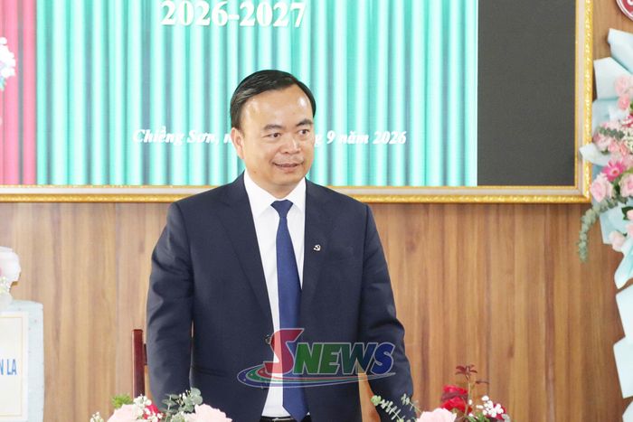 Đồng chí Phó Chủ tịch Thường trực UBND tỉnh phát biểu chúc mừng Trường THCS và THPT Chiềng Sơn.