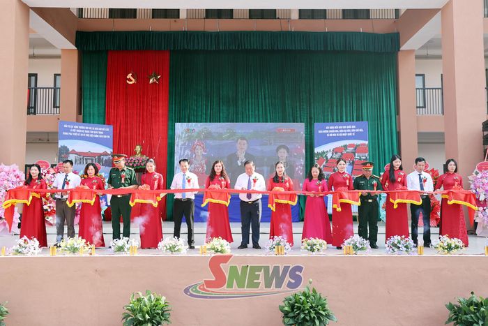Đại biểu cắt băng khánh thành Trường Phổ thông nội trú Tiểu học và Trung học cơ sở Chiềng Khương.