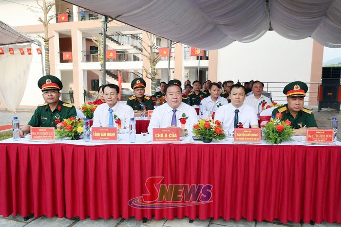 Các đại biểu dự lễ khai giảng.