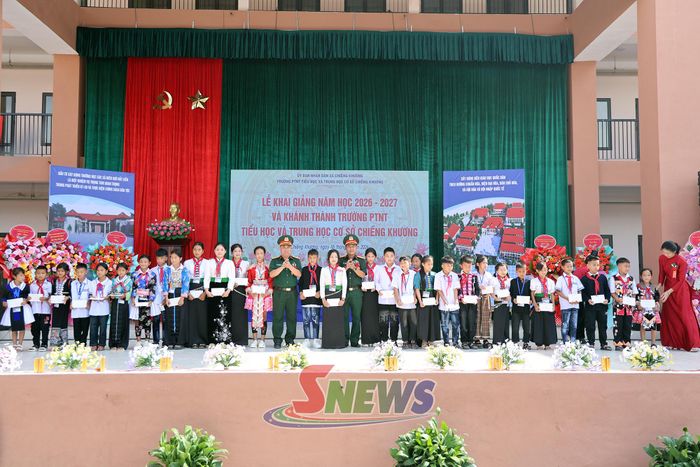 Bộ Chỉ huy Quân sự tỉnh tặng quà cho các học sinh có hoàn cảnh khó khăn.