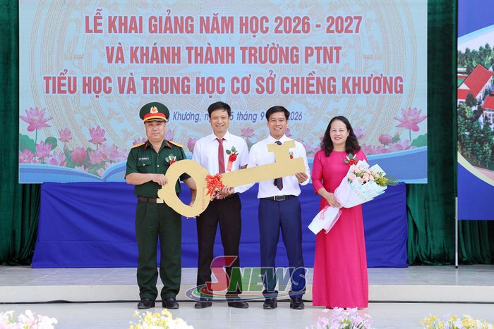 Lãnh đạo Bộ Chỉ huy Quân sự tỉnh trao chìa khóa tượng trưng cho Trường Phổ thông nội trú Tiểu học và THCS Chiềng Khương.