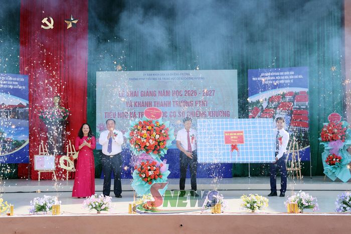 Đồng chí Chá A Của tặng hoa và quà chúc mừng nhà trường.