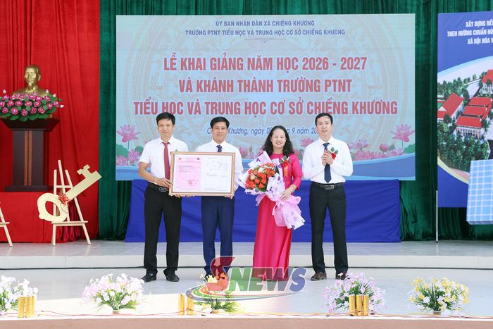 Lãnh đạo xã Chiềng Khương trao giấy chứng nhận quyền sử dụng đất cho nhà trường.