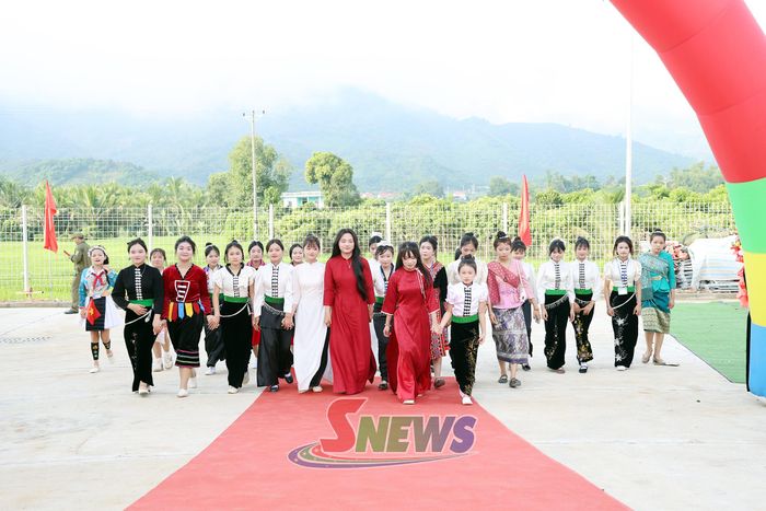 Cô và trò Trường Phổ thông nội trú Tiểu học và THCS Chiềng Khương hân hoan đón năm học mới.