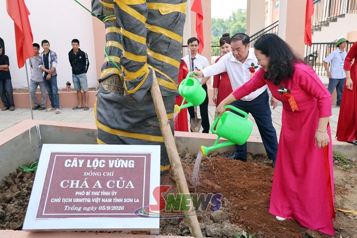 Các đại biểu trồng cây lưu niệm trong khuôn viên nhà trường.