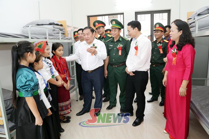 Các đại biểu tham quan phòng nội trú của học sinh.
