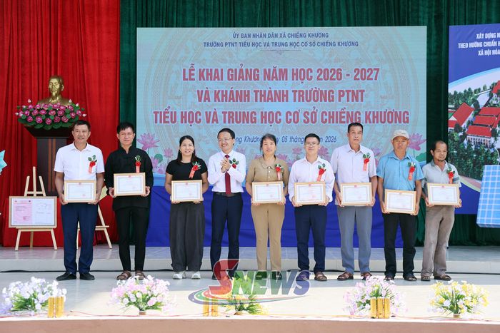 Lãnh đạo UBND xã Chiềng Khương tặng giấy khen cho các tập thể, cá nhân có thành tích tiêu biểu trong quá trình triển khai, xây dựng Trường Phổ thông nội trú Tiểu học và THCS Chiềng Khương.