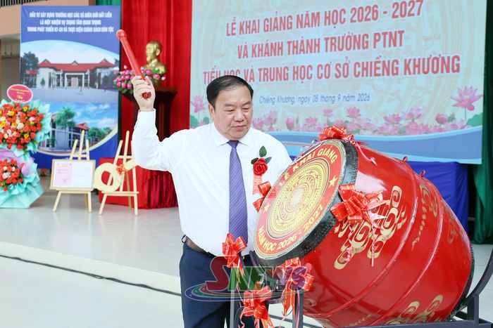 Đồng chí Chá A Của đánh trống khai giảng năm học mới.