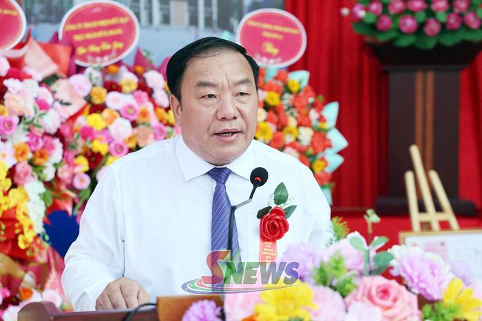 Đồng chí Chá A Của phát biểu tại lễ khai giảng.