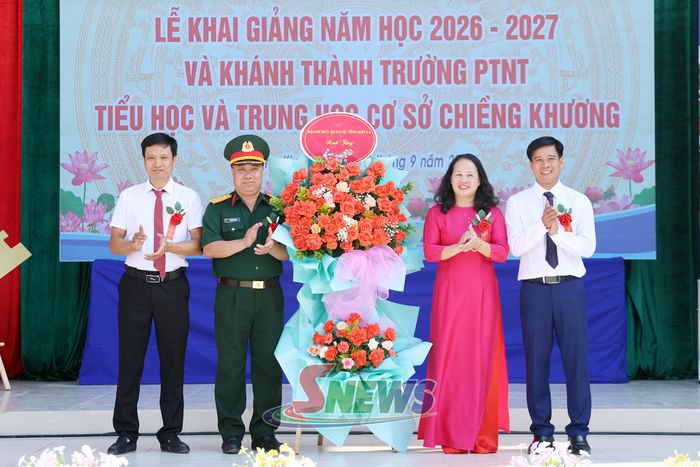 Lãnh đạo Bộ Chỉ huy Quân sự tỉnh tặng hoa chúc mừng nhà trường.