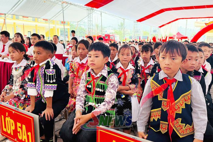Học sinh Trường Phổ thông nội trú Tiểu học và THCS Chiềng Khoong hân hoan chào đón năm học mới.