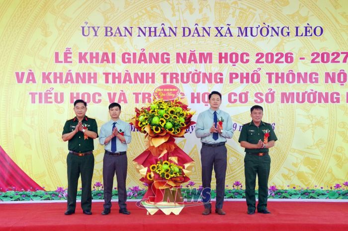 Đại tá Chu Văn Thành tặng hoa chúc mừng thầy và trò nhà trường.