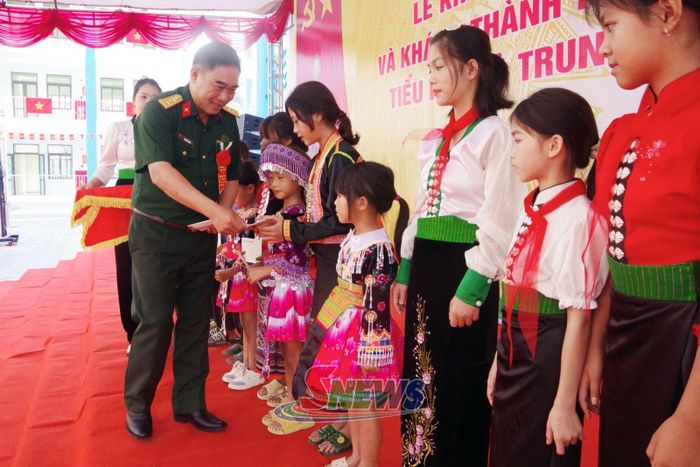 Đại tá Chu Văn Thành tặng quà cho các em học sinh có hoàn cảnh khó khăn