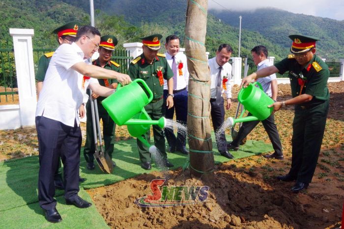Các đại biểu trồng cây lưu niệm trong khuôn viên nhà trường